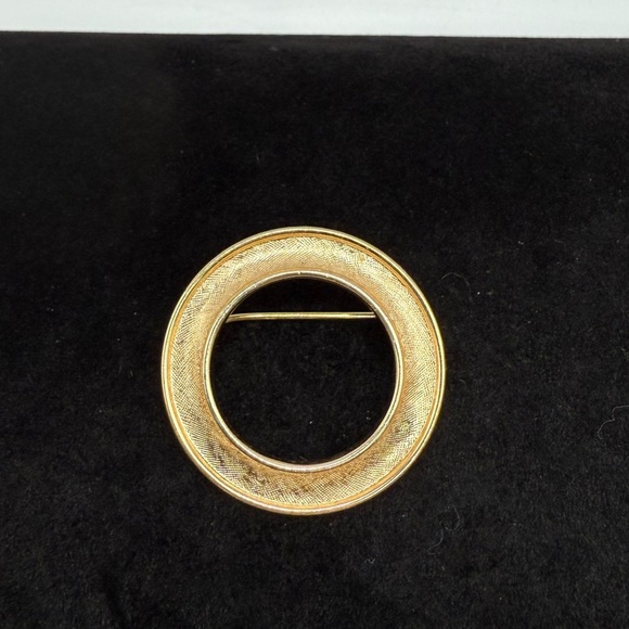 Vintage 1950's Crown Trifari Gold Tone Circle Canal Brooch Pin - Picture 1 of 4